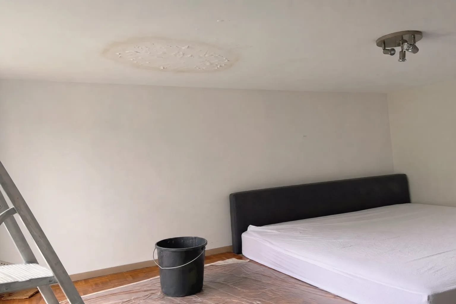 Auréole d'humidité au plafond d'une chambre sous une salle de bains