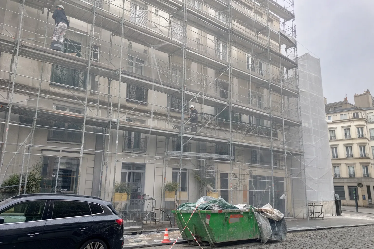 Échafaudage dressé sur la façade d'un immeuble parisien en cours de ravalement