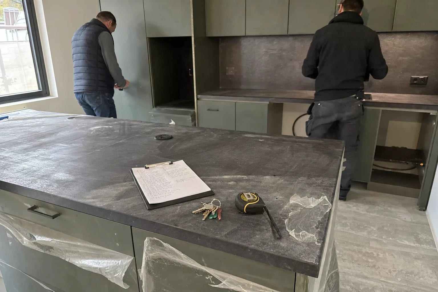 Liste de réserves cochée sur un porte-bloc posé dans un logement neuf