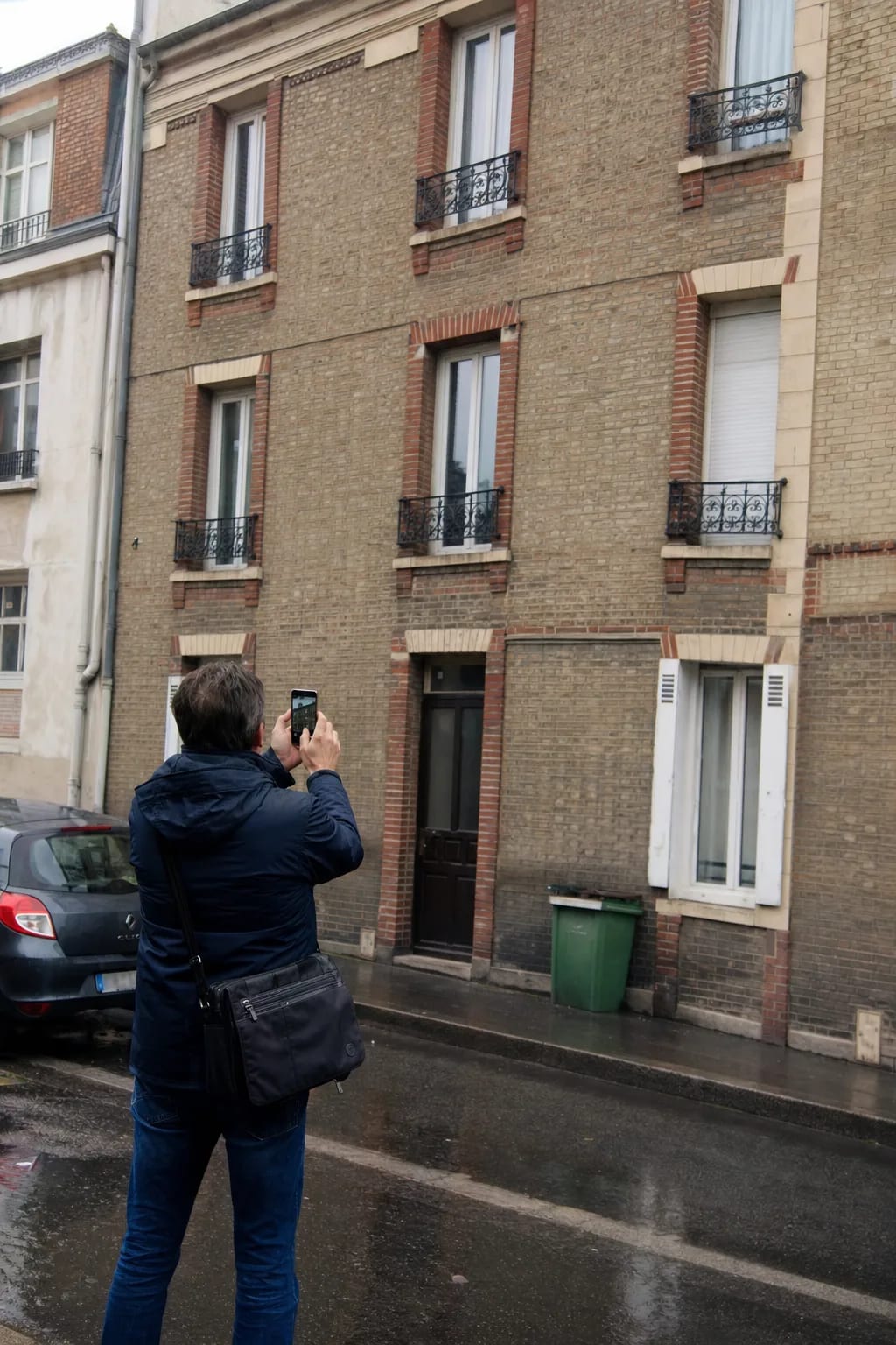 Expert bâtiment du cabinet Avayah en visite, photographiant une façade