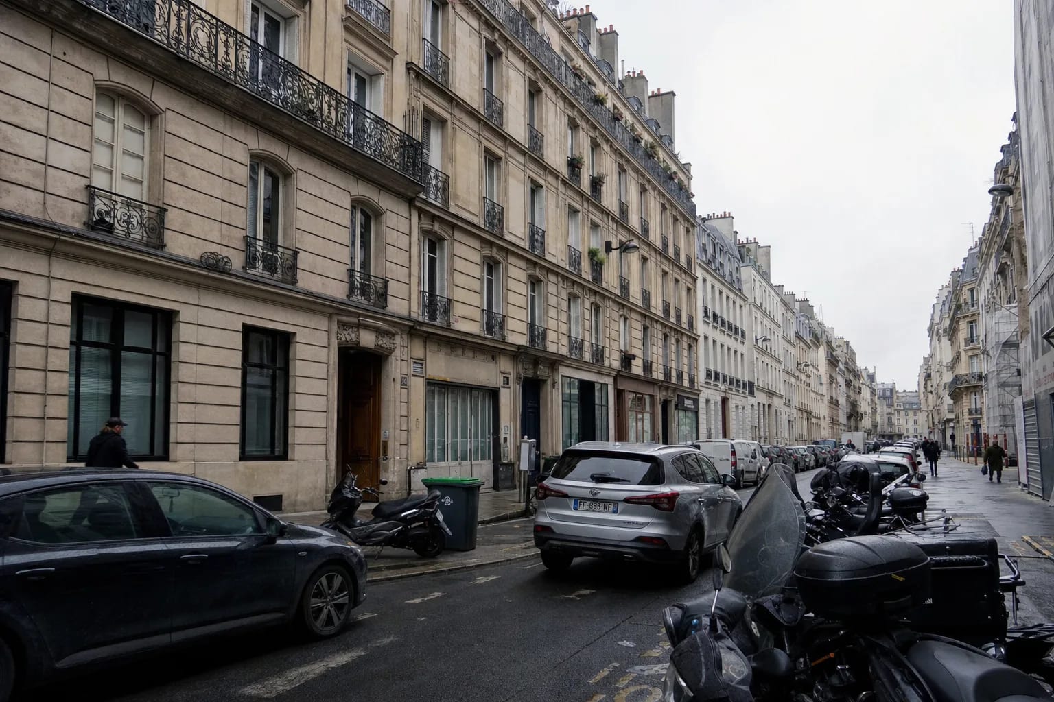Front d'immeubles haussmanniens parisiens en pierre de taille
